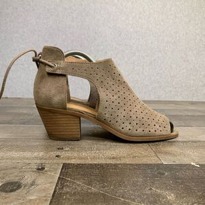 Lucky Brand Bracy Cut Out Sandals Chunky Heels womens 9M beige